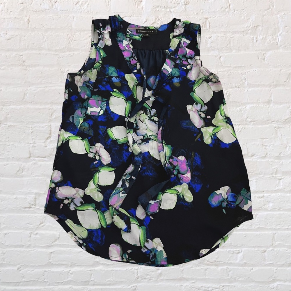Like 🆕 Banana Republic abstract print sleeveless v-neck blouse